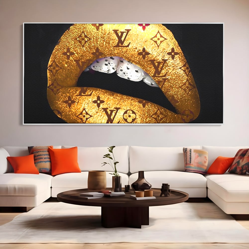 Tablou canvas cu tablou canvas cu buze aurii si model louis vuitton, in rama de aluminiu argintiu, pe perete intr-un living